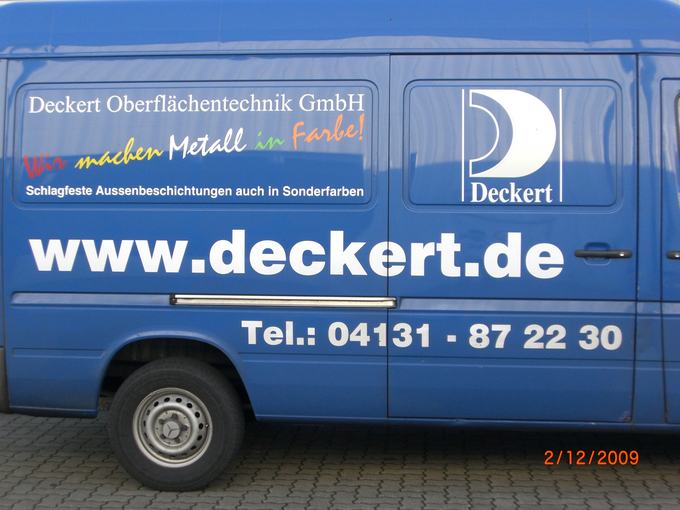 Blau folierter Sprinter mit großflächiger Werbung