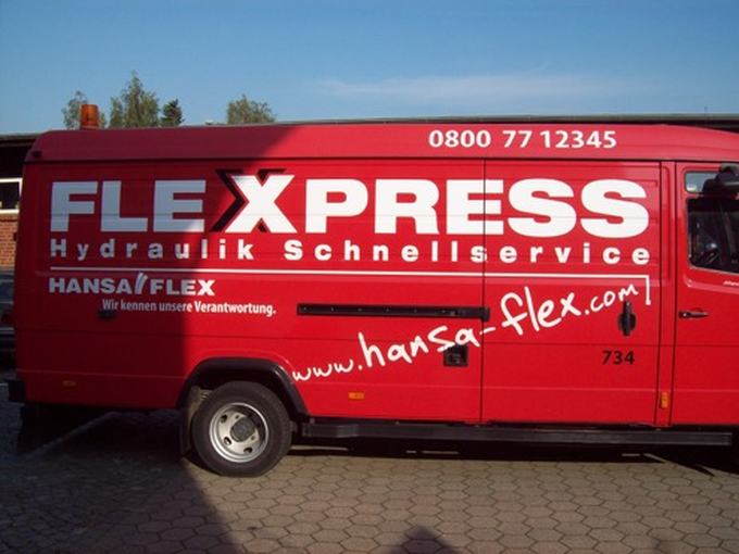 Roter Transporter mit Werbeschriftzug
