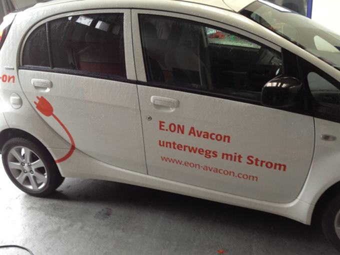 Elektrofahrzeug mit Beschriftung eines Energieversorgers