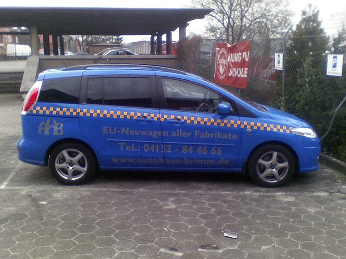 Beschrifteter Kombi mit Firmenlogo