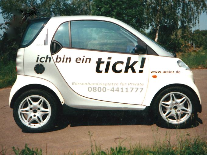 Kleinwagen mit auffälliger Schriftgestaltung