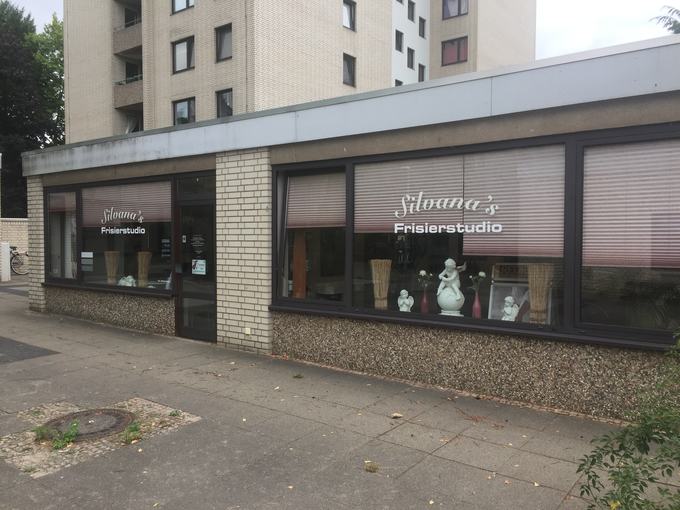 Beschriftetes Schaufenster eines Ladengeschäfts
