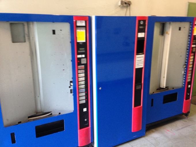 Folierte Getränkeautomaten in Firmenfarbe